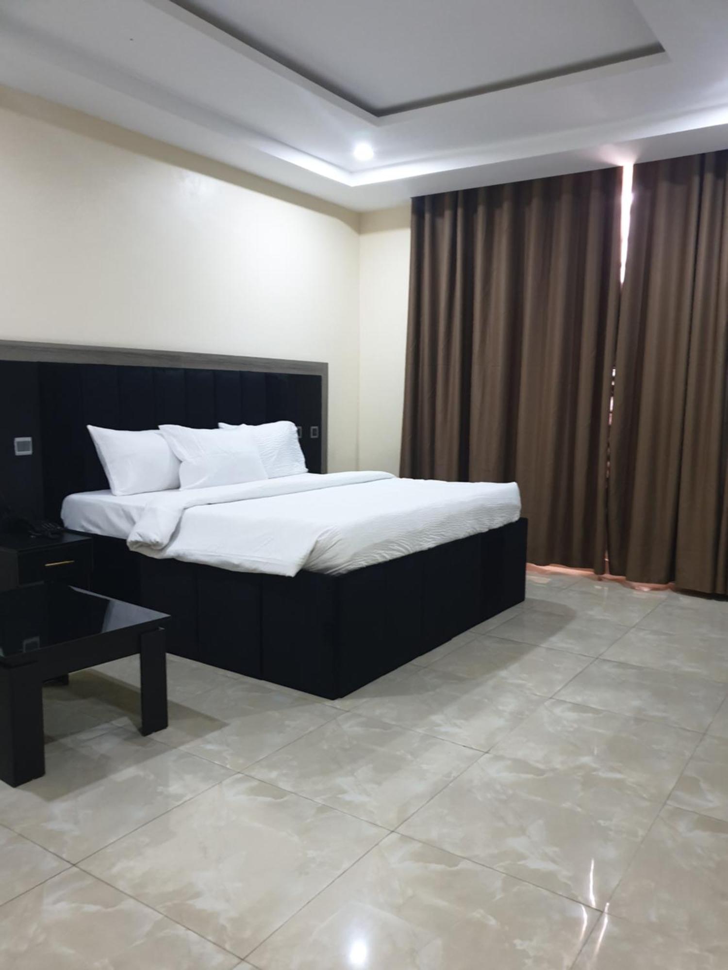 Golphins Suites & Hotel Abuja Esterno foto